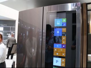 [Insolite] Un frigo LG tournant, sur sa face avant, sous Windows 10 !