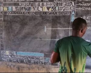 Un enseignant du Ghana apprend Word à ses élèves avec un tableau noir