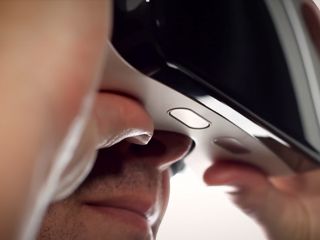Alcatel montre comment utiliser l'Idol 4S avec son casque de réalité virtuelle