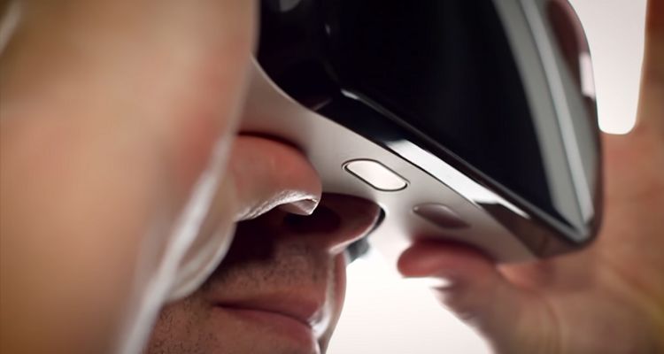 Alcatel montre comment utiliser l'Idol 4S avec son casque de réalité virtuelle