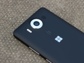 Quelles sont les fonctionnalités qui manquaient à la sortie des Lumia 950 (+XL)?