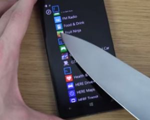 Nokia Lumia 930 : test du Gorilla Glass 3 avec un... couteau !