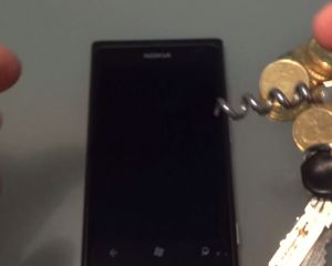 Test de résistance de l'écran du Lumia 800 avec divers objets