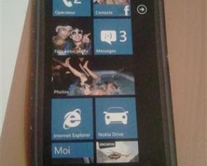 Un folder en forme de Nokia Lumia 800 chez The Phone House