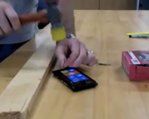Un test de solidité du Nokia Lumia 900