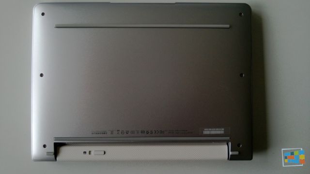 Acer-W510-Bottom