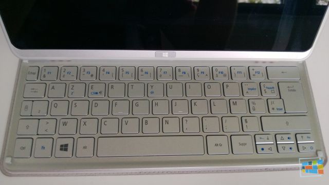 acer-W700-cover-keyboard